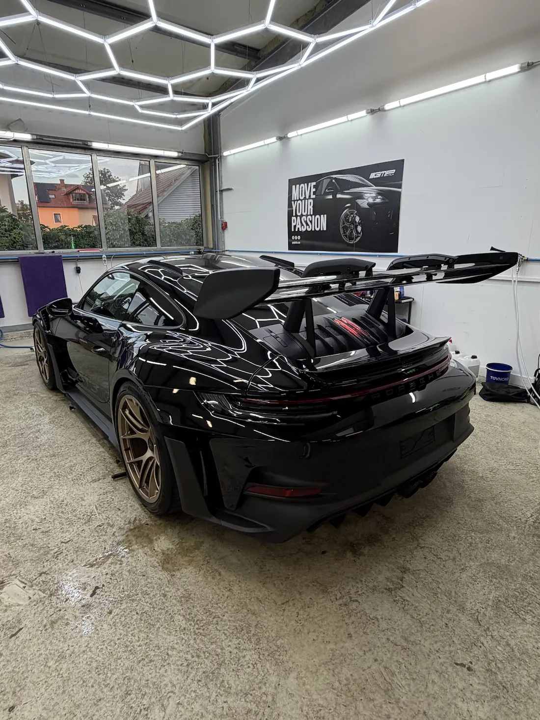 Innenraumaufbereitung einer weißen Mercedes S-Klasse in der Werkstatt von Shiny Car in Cham