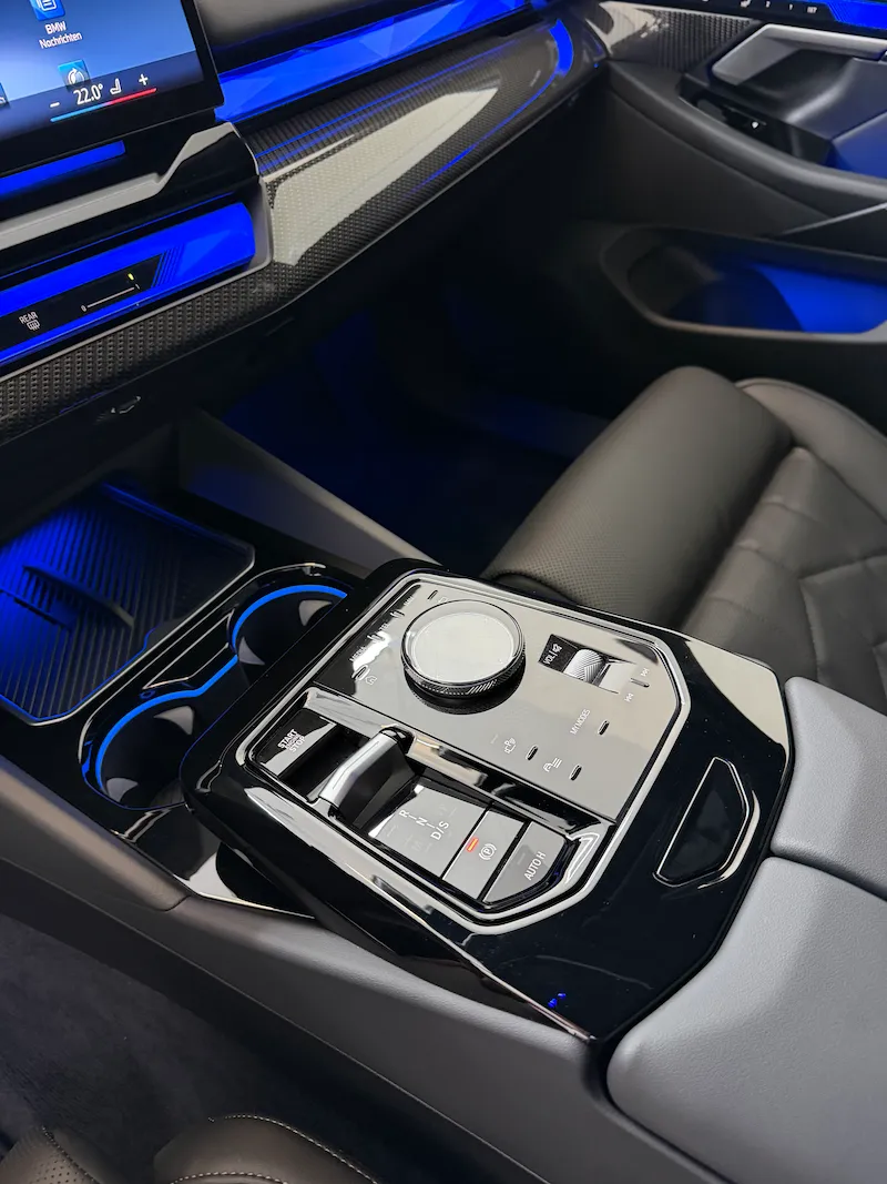 Detailarbeit am Innenraum einer weißen Mercedes S-Klasse unter Studiobeleuchtung