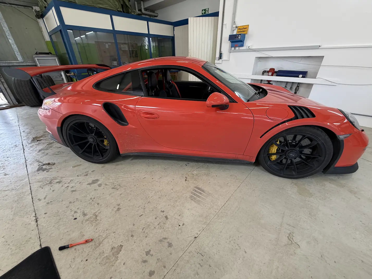 Oranger Porsche 911 GT3 RS in der Werkstatt von Shiny Car